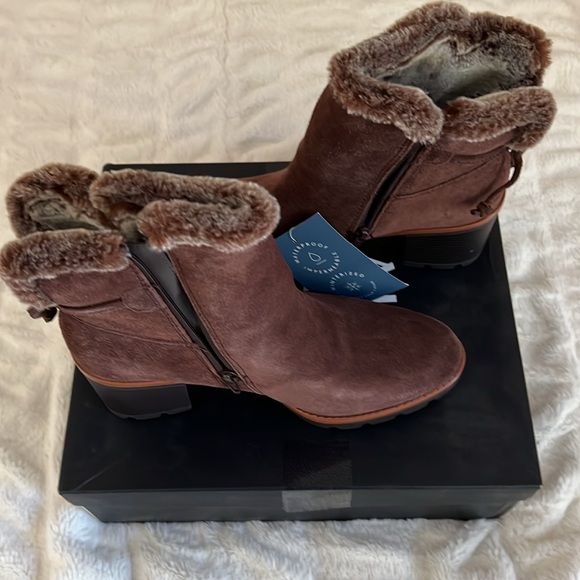 New In Box 9.5 M chocolate Suede Boots Naturalizer - Picture 4 of 9